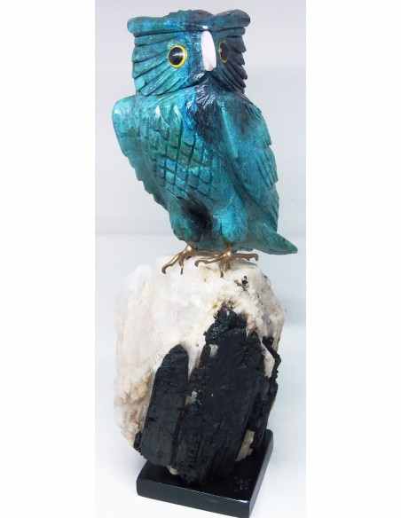 Grand hibou en chrysocolle sur quartz tourmaline