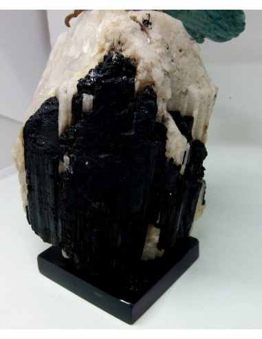 Grand hibou en chrysocolle sur quartz tourmaline