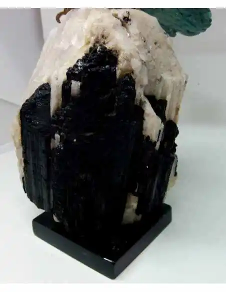 Grand hibou en chrysocolle sur quartz tourmaline