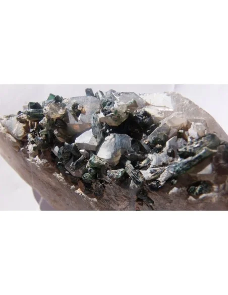 Tourmaline verte cristalisee Tourmaline verte cristalisee