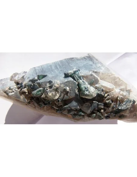 Tourmaline verte cristalisee Tourmaline verte cristalisee