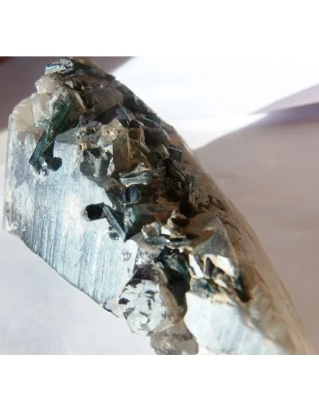 Tourmaline verte cristalisee Tourmaline verte cristalisee