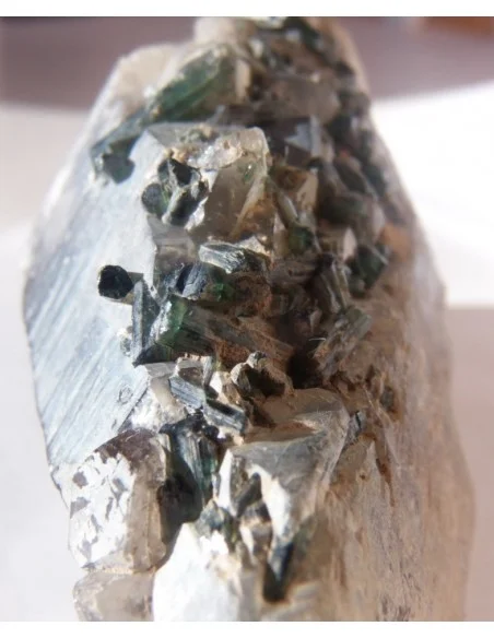 Tourmaline verte cristalisee Tourmaline verte cristalisee