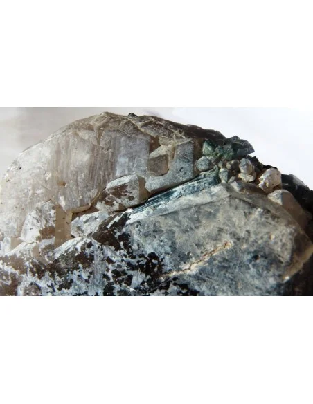 Tourmaline verte cristalisee Tourmaline verte cristalisee