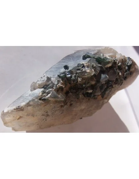 Tourmaline verte cristalisee Tourmaline verte cristalisee