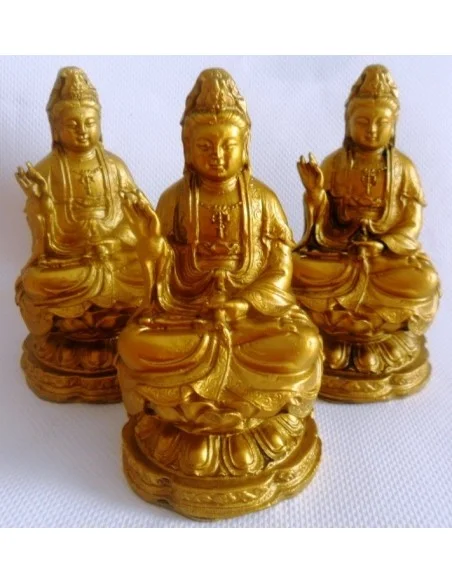 Bouddha assis sur fleur de lotus