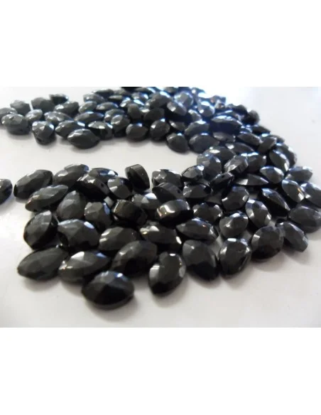 Spinelle percé Spinelle percé