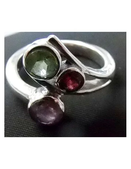 Bague en pierres préceuses monté en argent Bague en pierres préceuses monté en argent