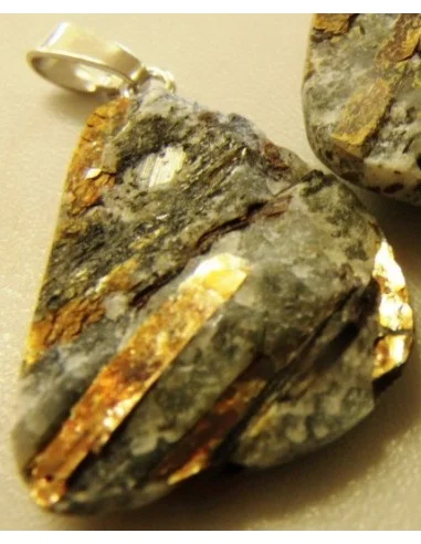 Astrophyllite brute pendentif