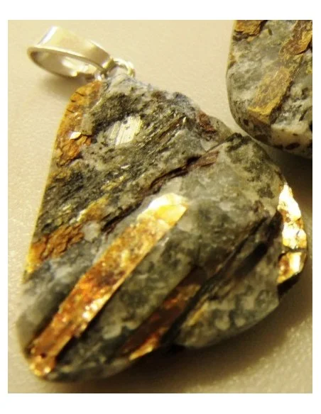 Astrophyllite brute pendentif Astrophyllite brute pendentif
